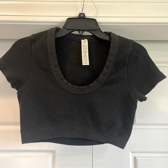 Alo Ribbed Sea Coast Cropped Short Sleeve Tee Size Small Color Black - Picture 2 of 8